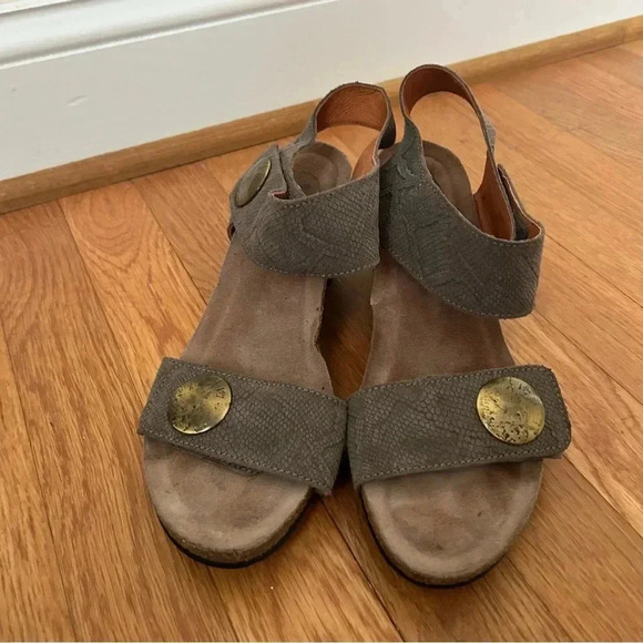 Taos Women’s Carousel 2 Grey Strappy Suede Wedge Sandals Women’s Size 9-9.5 - Picture 3 of 10